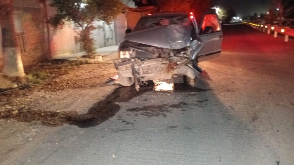 Conductor accidentado en Lerdo: Choca contra un árbol y abandona su camioneta