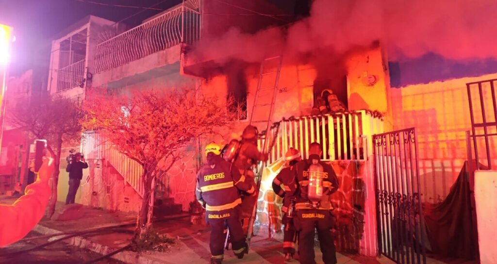Incendio en Guadalajara: Madre e Hijos Saltan de la Azotea por Luces Navideñas