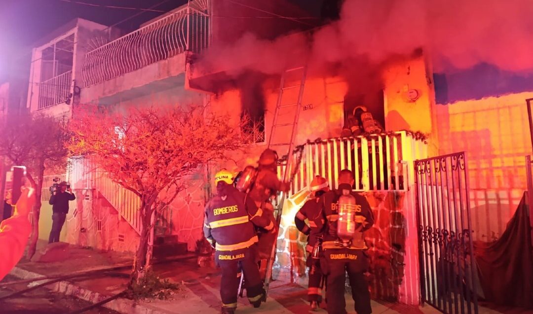 Incendio en Guadalajara: Madre e Hijos Saltan de la Azotea por Luces Navideñas