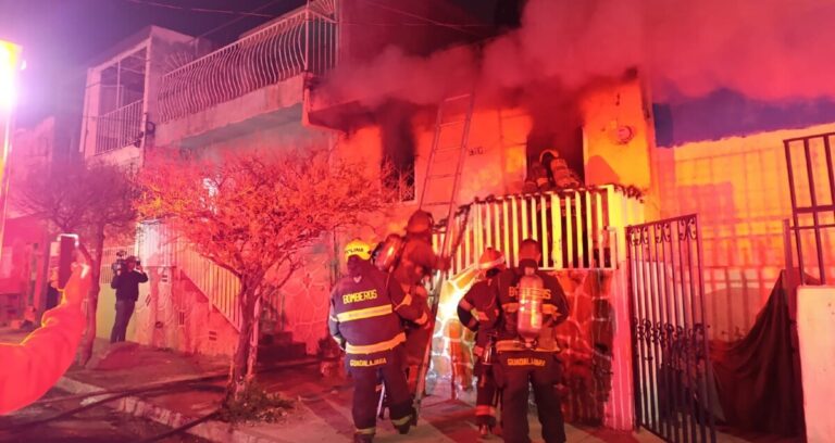 Incendio en Guadalajara: Madre e Hijos Saltan de la Azotea por Luces Navideñas