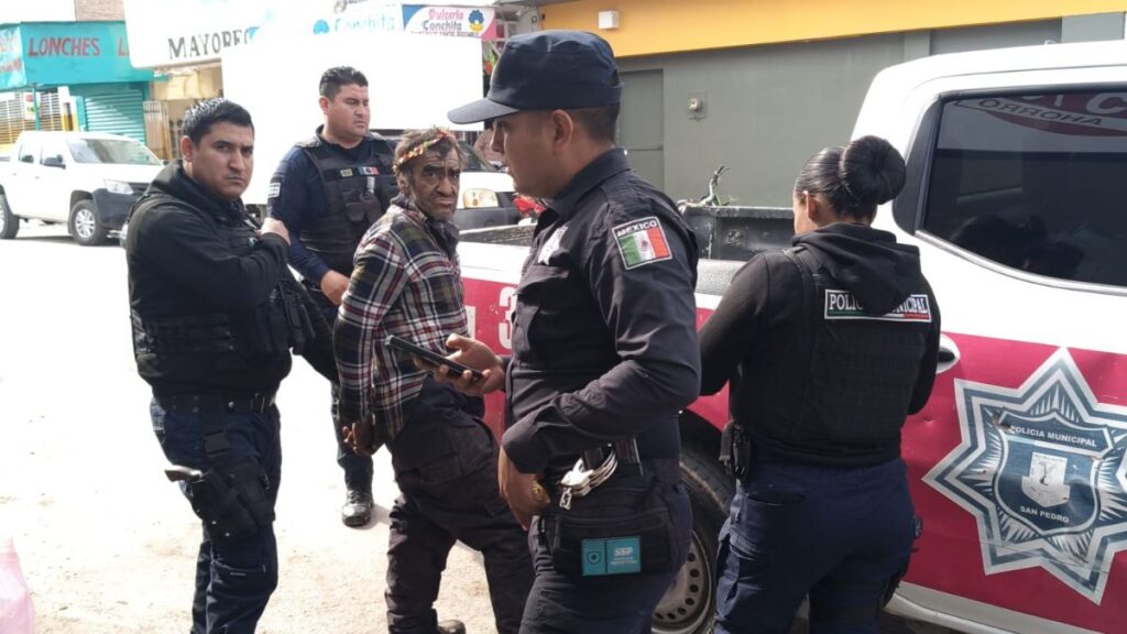Hombre Ebrio Amenaza a Policías con Cuchillo en La Laguna