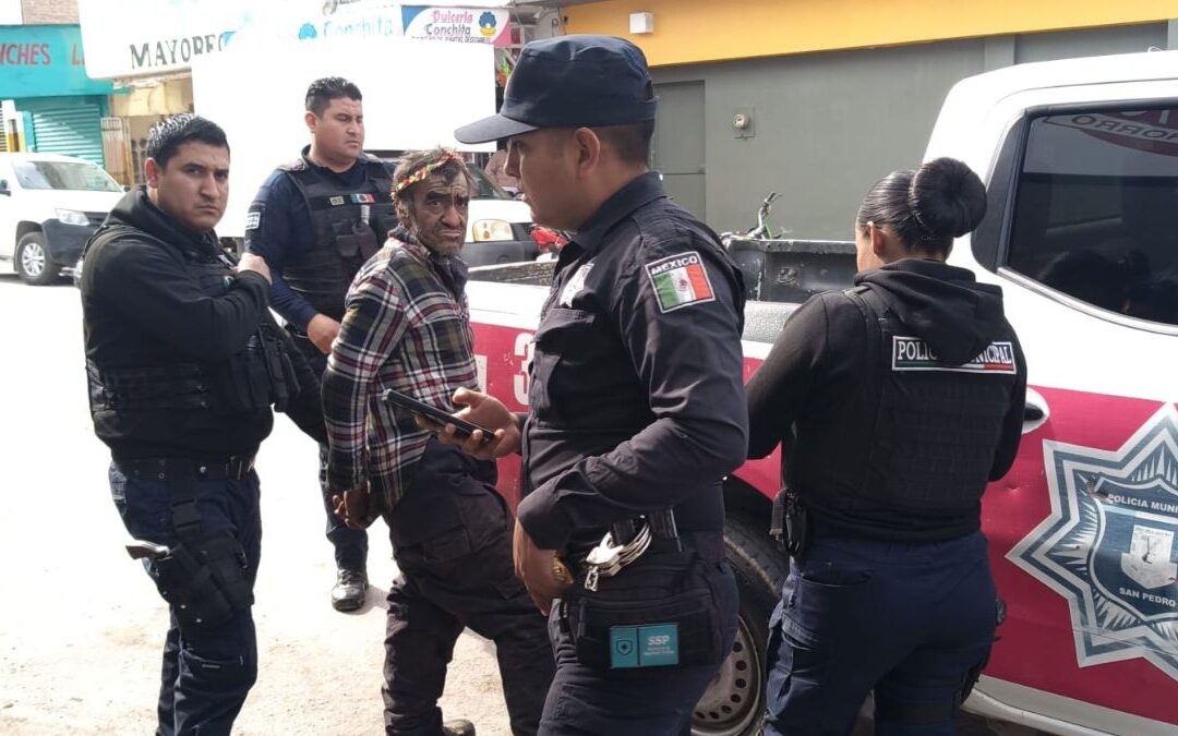 Hombre Ebrio Amenaza a Policías con Cuchillo en La Laguna