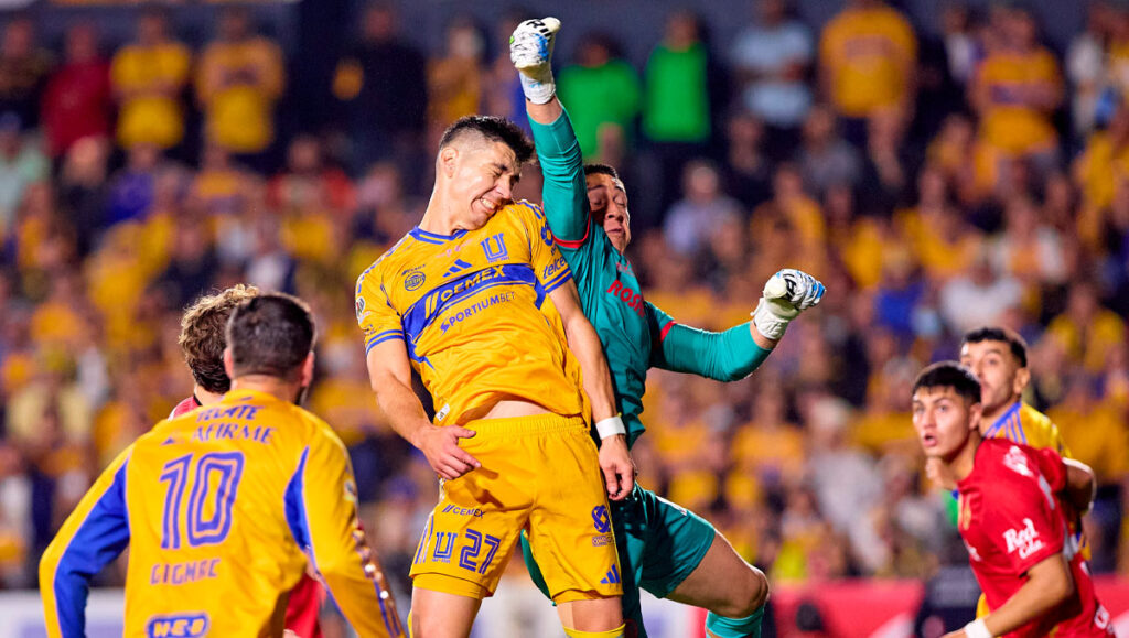 La impresionante atajada de Hugo González que detuvo el gol de Diego Lainez en la Final de Ida
