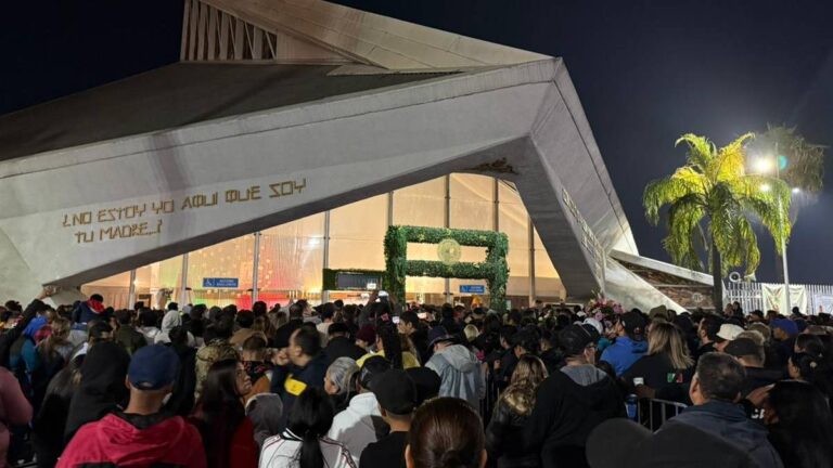 Feligreses Celebran a la Virgen de Guadalupe en la Basílica de Guadalupe en Monterrey