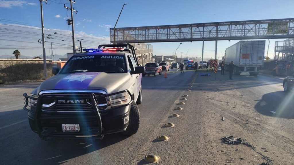 Mujer muere tras accidente en la carretera Torreón-Matamoros: Puente peatonal obstruido por obras
