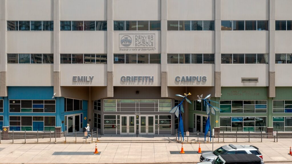 Distrito Escolar de Denver Refuerza su Infraestructura con la Compra de Estacionamientos en Uptown