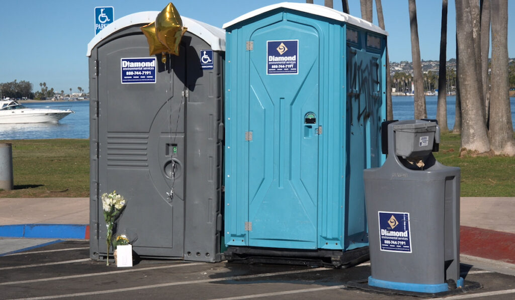 Investigación en San Diego tras la muerte de un bebé en un baño portátil en Mission Bay