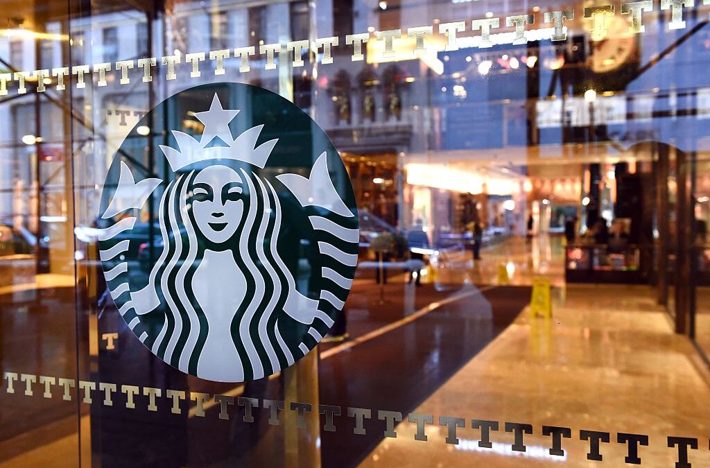 Baristas de Starbucks en Denver se adhieren a la huelga nacional por mejores condiciones laborales