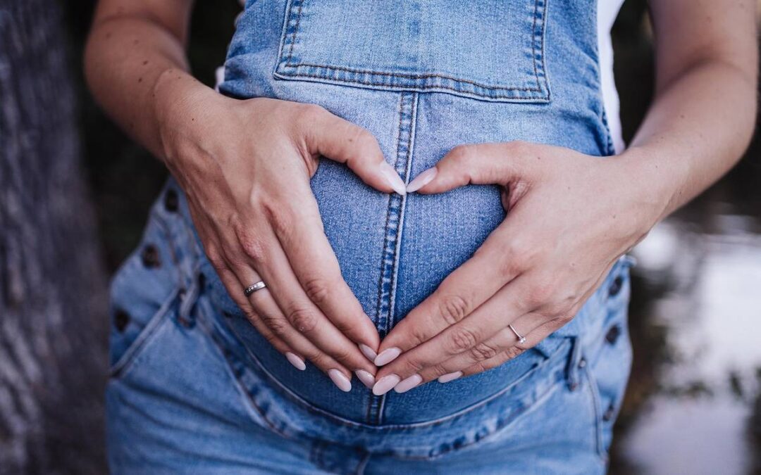 Increíble Revelación: Mujer Descubre que Está Embarazada y Da a Luz a un Bebé en su Abdomen