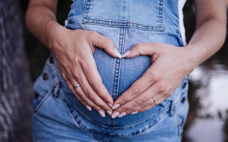 Increíble Revelación: Mujer Descubre que Está Embarazada y Da a Luz a un Bebé en su Abdomen