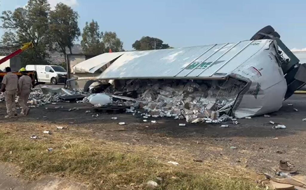 Tráiler Volcado que Transportaba Cervezas en Carretera Libre a Zapotlanejo Causa Rampiña de Ciudadanos