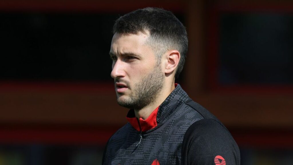 Santiago Gimenez Se Adapta Tras la Alta Médica: El Misterio de Su Lesión Sigue Intrigando a la Prensa Italiana