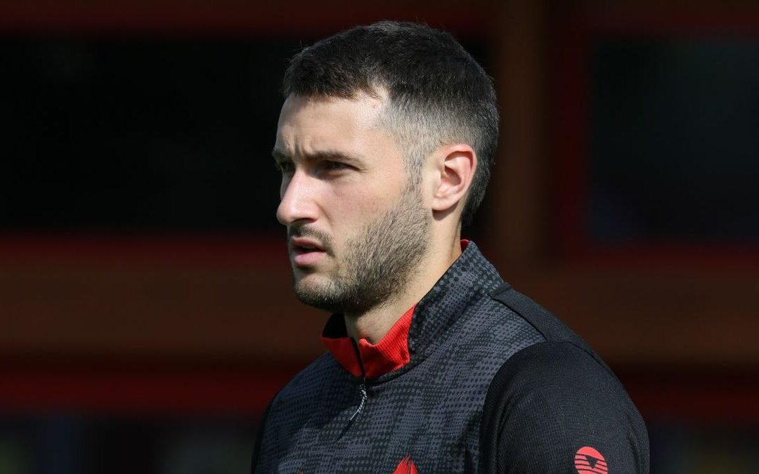 Santiago Gimenez Se Adapta Tras la Alta Médica: El Misterio de Su Lesión Sigue Intrigando a la Prensa Italiana