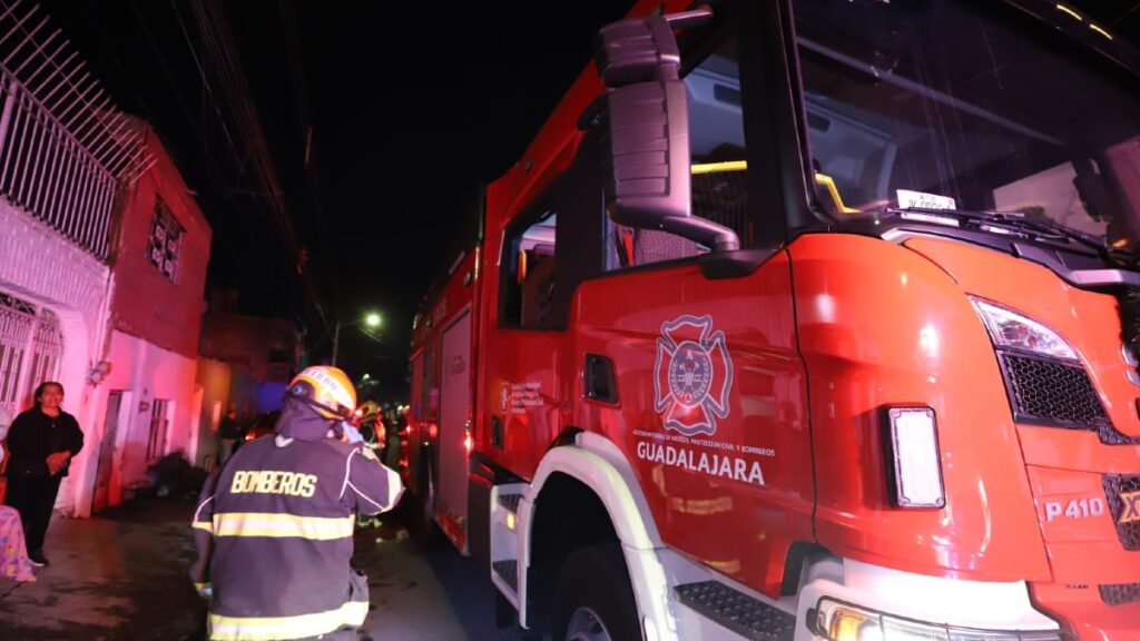 Incendio en Guadalajara deja a dos adultos mayores con quemaduras graves y múltiples vecinos intoxicados