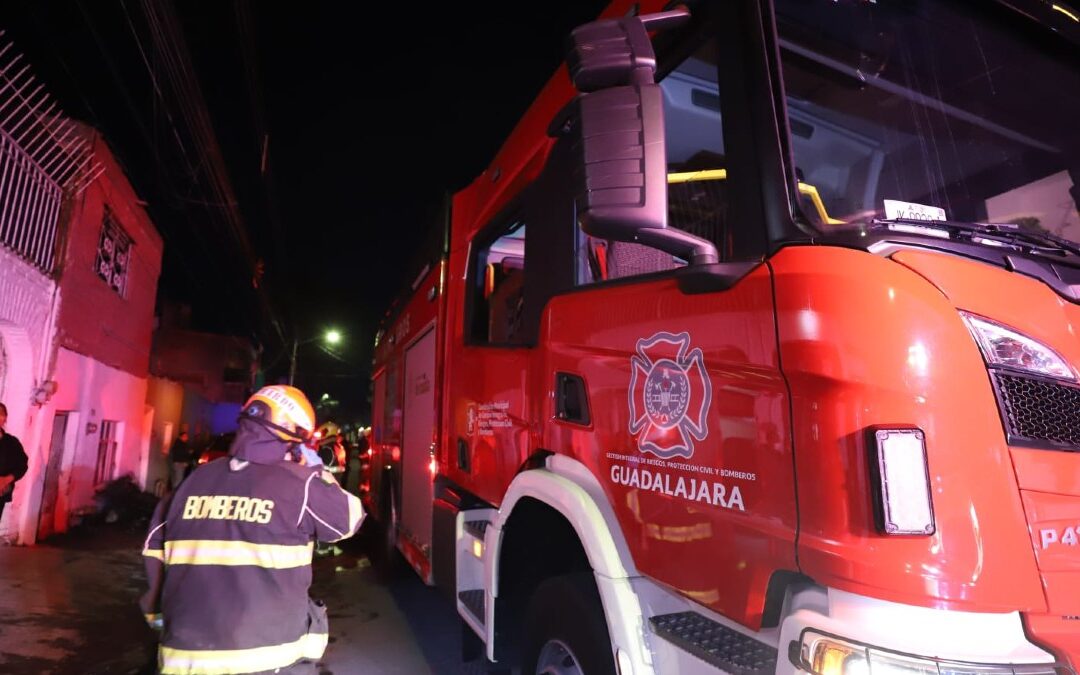 Incendio en Guadalajara deja a dos adultos mayores con quemaduras graves y múltiples vecinos intoxicados