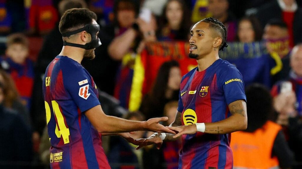 Raphinha brilla con doblete y Barcelona vence a Osasuna para mantener el liderazgo