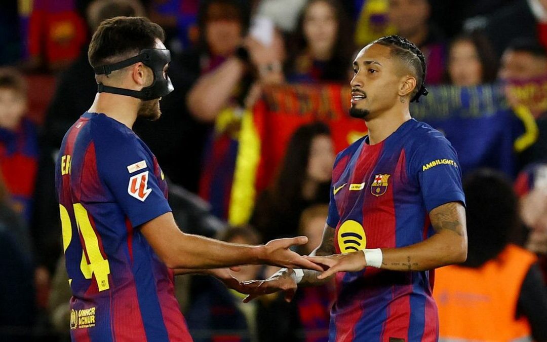 Raphinha brilla con doblete y Barcelona vence a Osasuna para mantener el liderazgo