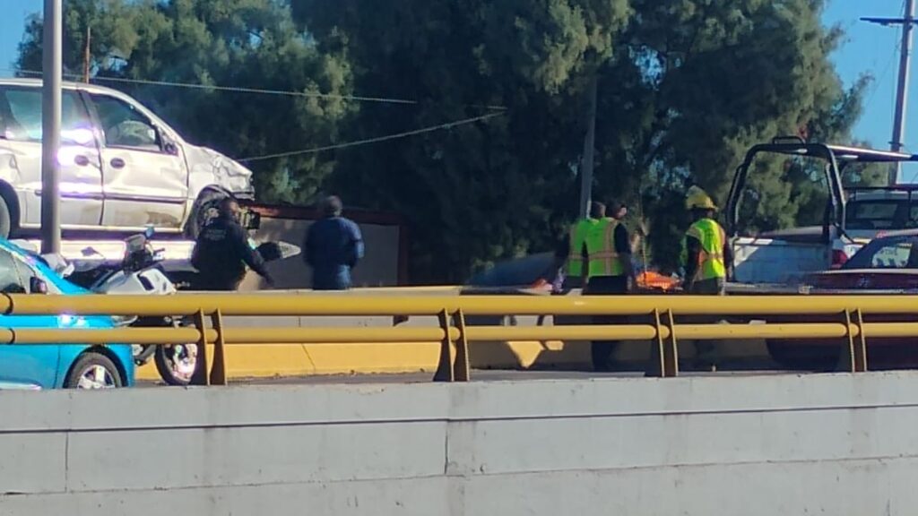 Accidente en Torreón: Camioneta Vuelca en el Puente del Bulevar Libertad