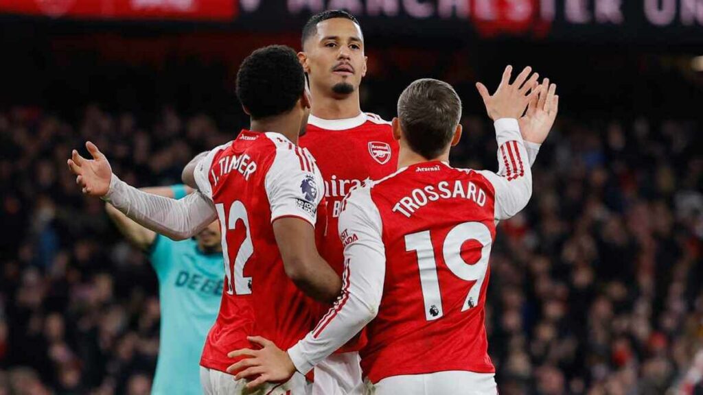 Arsenal Sufre Pero Gana: Dos Autogoles Aseguran la Victoria Contra Wolverhampton