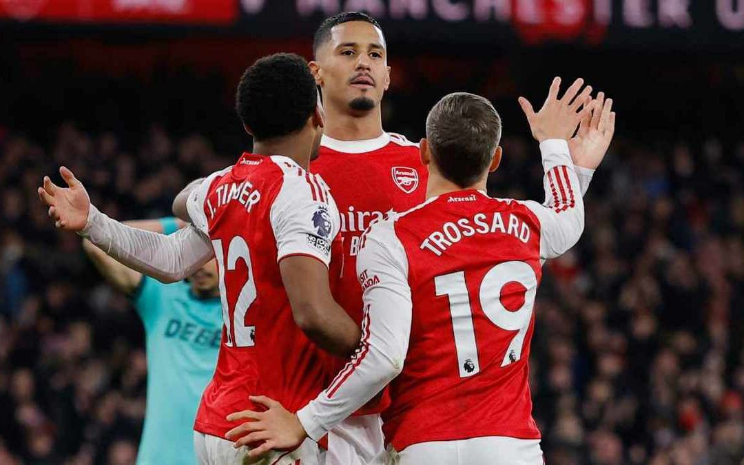 Arsenal Sufre Pero Gana: Dos Autogoles Aseguran la Victoria Contra Wolverhampton