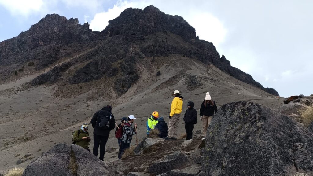Rescate en el Nevado de Colima: Atención a Paseantes Extraviados y Emergencia Médica