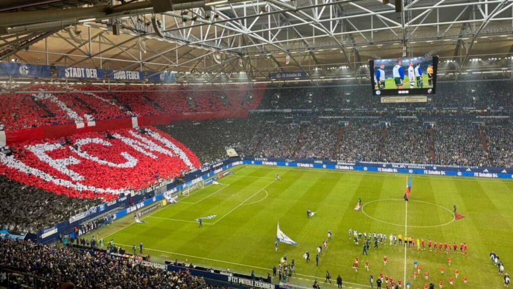 Aficionados del Schalke 04 Deslumbran con Mosaico en Honor al Nürnberg en la Bundesliga 2