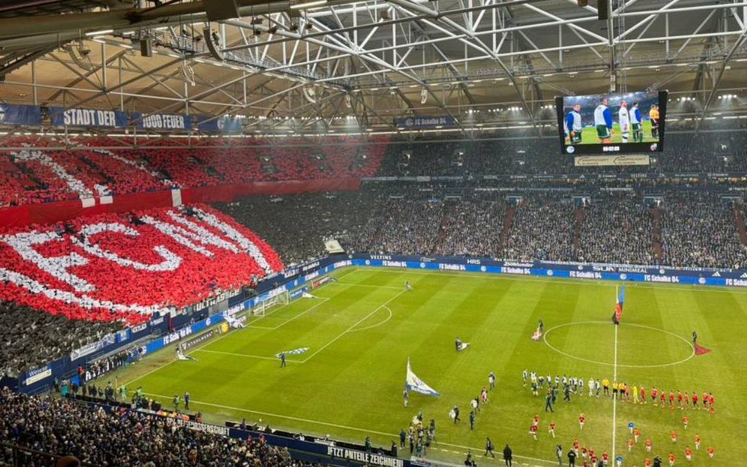 Aficionados del Schalke 04 Deslumbran con Mosaico en Honor al Nürnberg en la Bundesliga 2