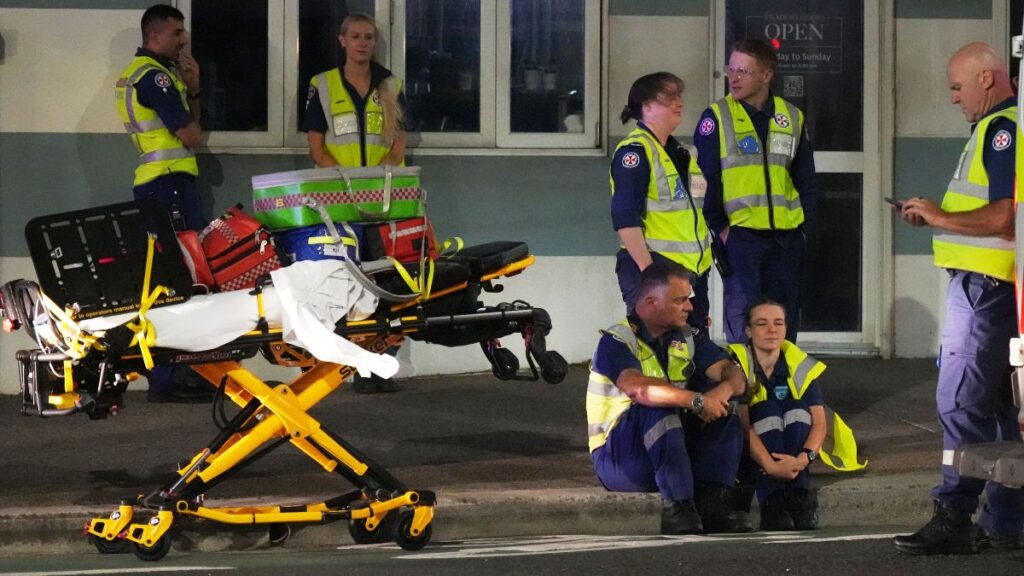 Padre e Hijo Sospechosos de Acto Terrorista Antisemita que Causó 15 Muertos en Playa de Australia