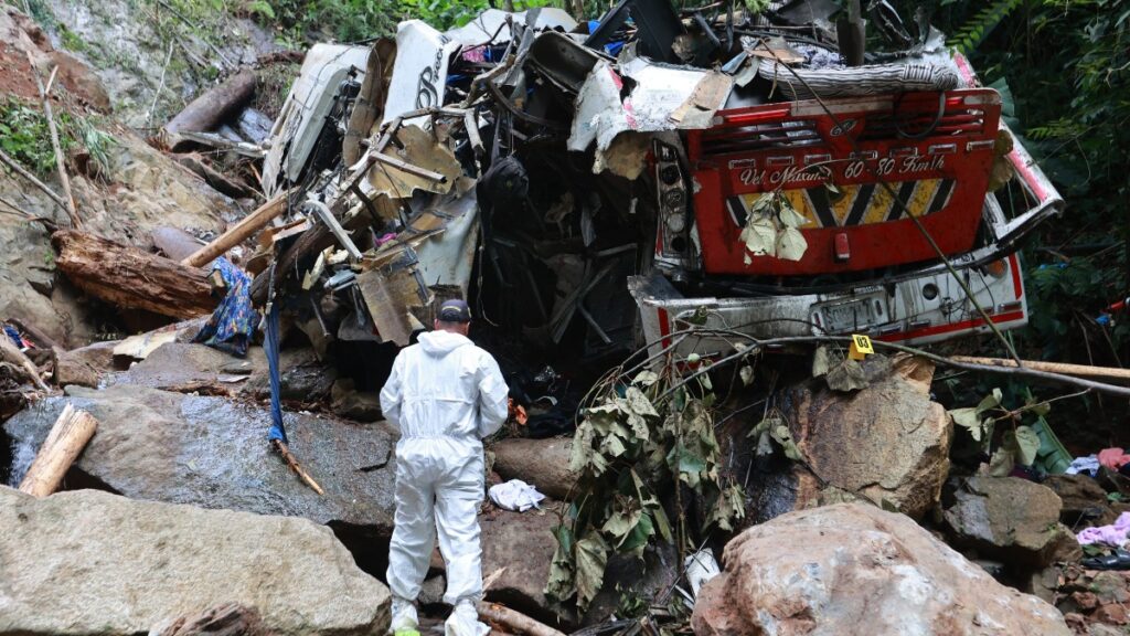 Tragedia en un viaje de graduación: autobús cae a un abismo y 16 estudiantes pierden la vida