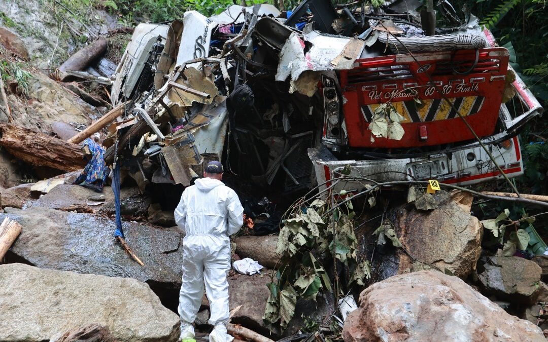 Tragedia en un viaje de graduación: autobús cae a un abismo y 16 estudiantes pierden la vida