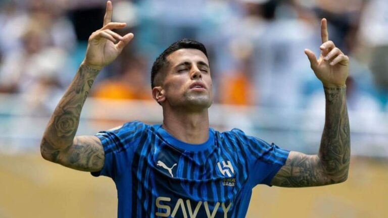 Joao Cancelo: Agresión a un aficionado en vuelo sorprende a Tampa Bay | VIDEO