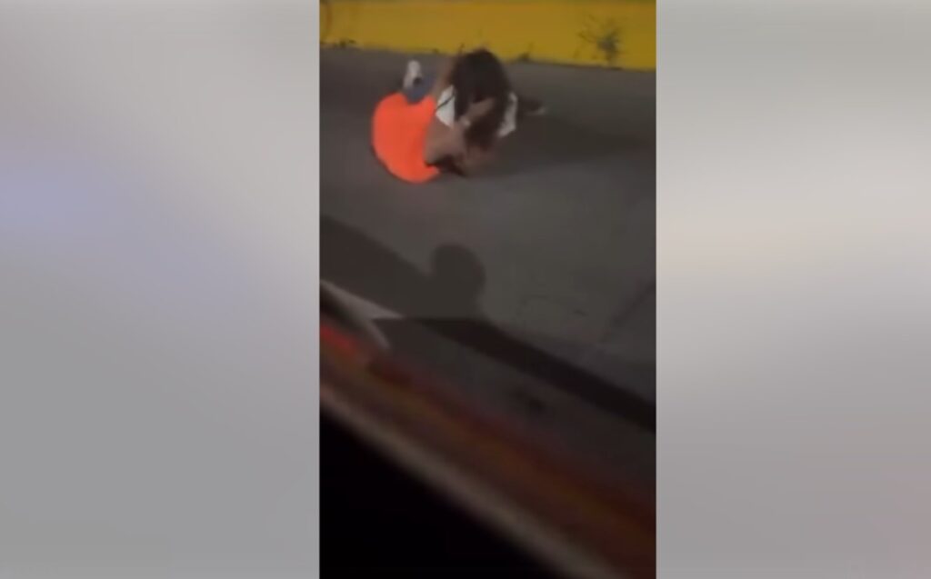 Impactante video: Automovilista graba pelea entre mujer y hombre en Plaza Patria, Zapopan