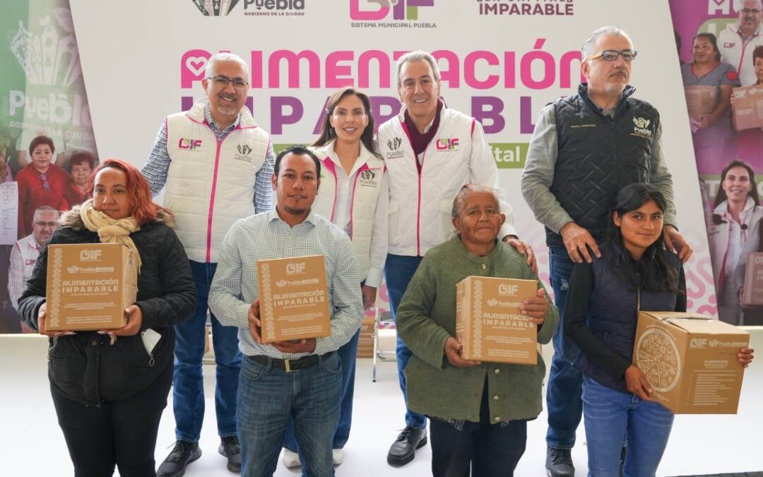 Pepe Chedraui y MariElise Budib distribuyen despensas del programa Alimentación Imparable en Puebla