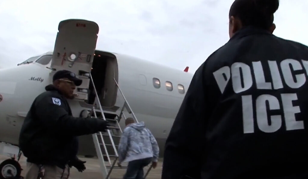 Controversia por la Campaña Navideña del DHS que Promueve la Auto Deportación