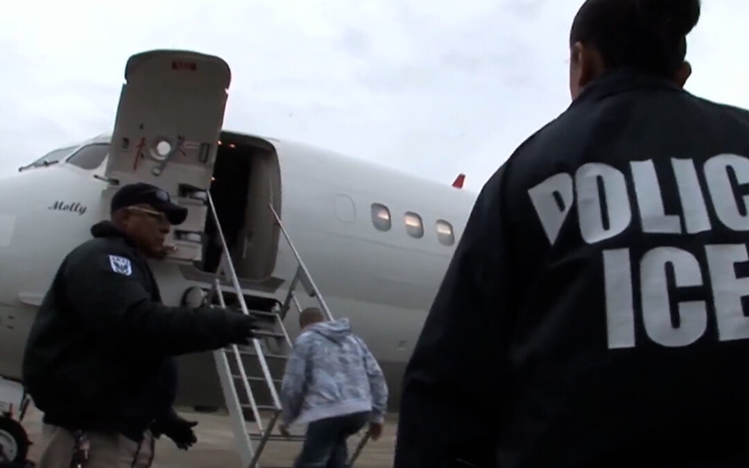 Controversia por la Campaña Navideña del DHS que Promueve la Auto Deportación