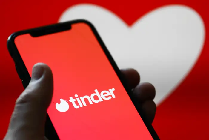 Demanda contra Hinge y Tinder por falta de seguridad tras agresiones en Denver