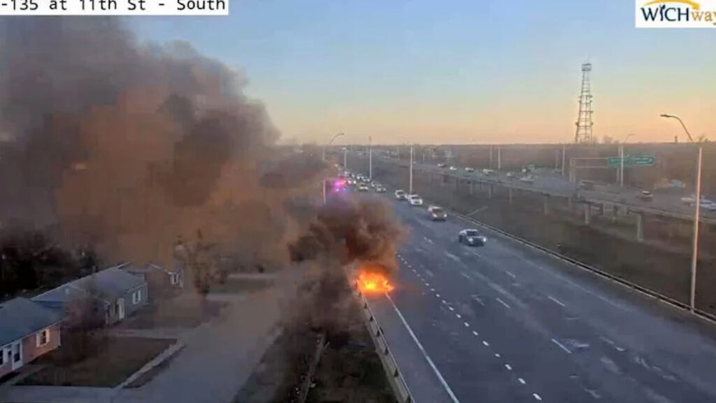 Incendio vehicular se controla rápidamente en la I-135 en Wichita