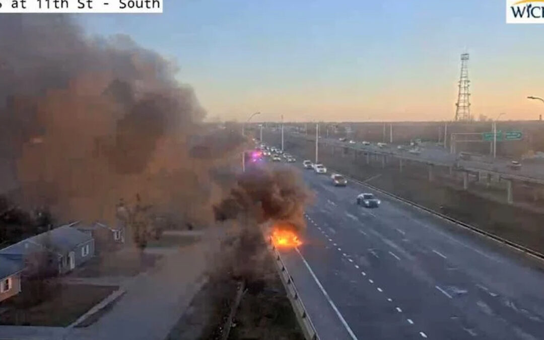 Incendio vehicular se controla rápidamente en la I-135 en Wichita