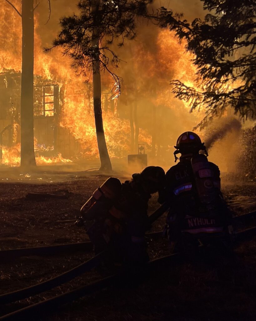 Incendio en Colorado provocado por generador de gasolina destruye vivienda amid fuertes vientos