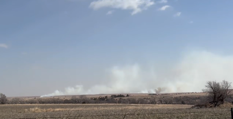 Incendio de Pastizales Provoca Evacuaciones Preventivas en el Condado de Reno, Kansas