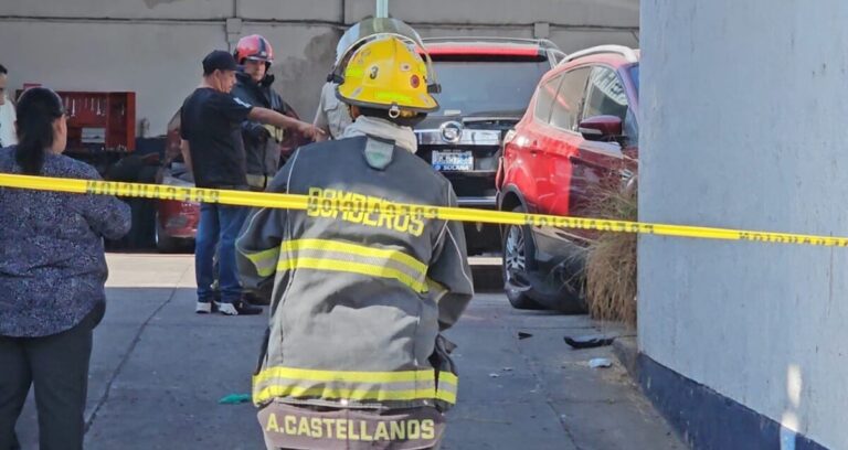 Accidente en Guadalajara: Mecánico de 33 años sufre graves heridas tras caerle camioneta