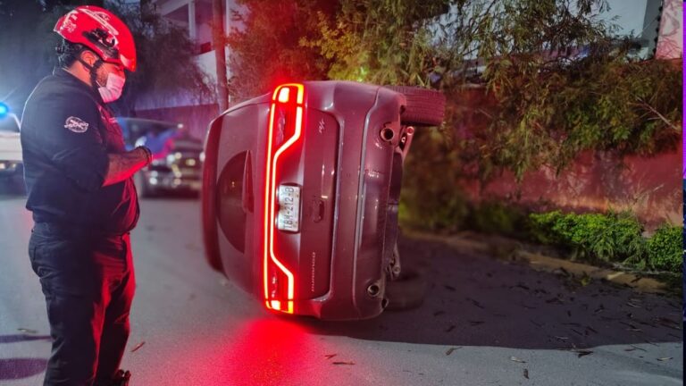 Cuidado al Conducir: Conductora Pierde el Control y Se Estrella con un Árbol en Monterrey