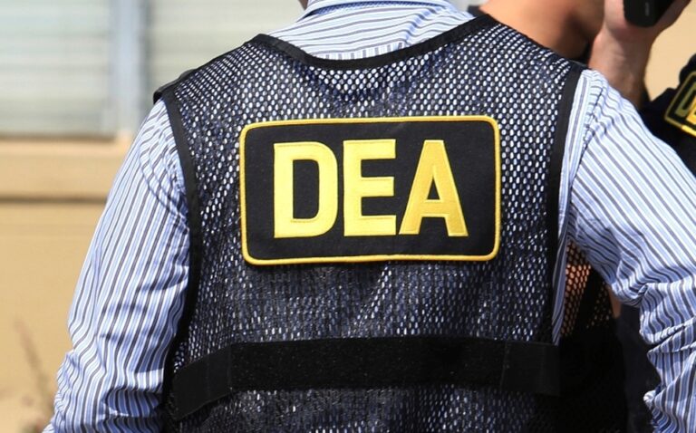 Exagente de la DEA Caía en la Trampa del Lavado de Dinero para el CJNG en Tampa Bay