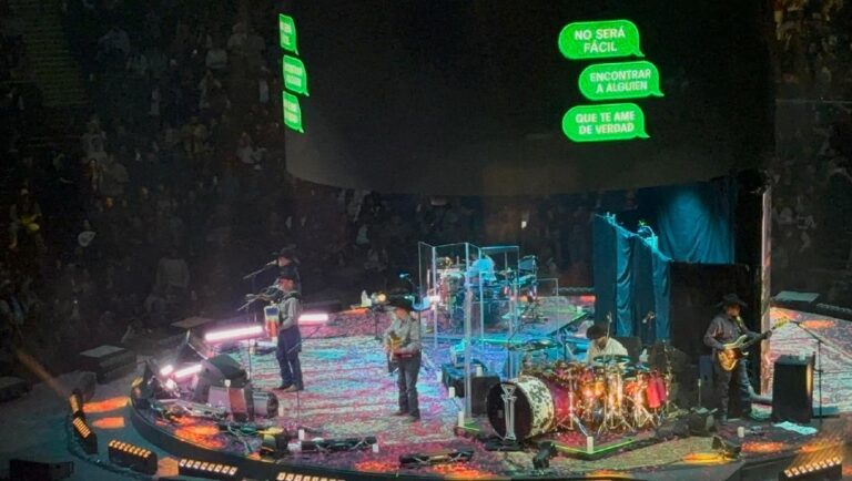 Intocable Desata Emociones en su Concierto en la Arena Monterrey