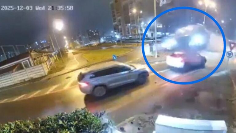 Auto ‘Vuela’ sobre Dos Coches en Tampa Bay Tras Emergencia Médica | VIDEO