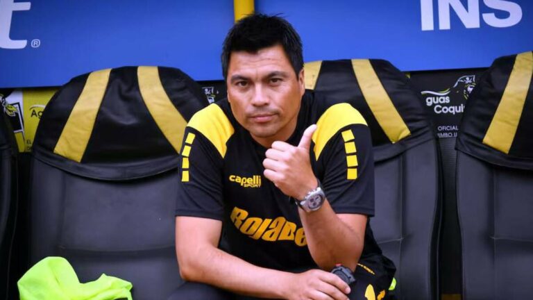 Gallos Blancos de Querétaro Presentan a Esteban González como su Nuevo Entrenador de Manera Innovadora