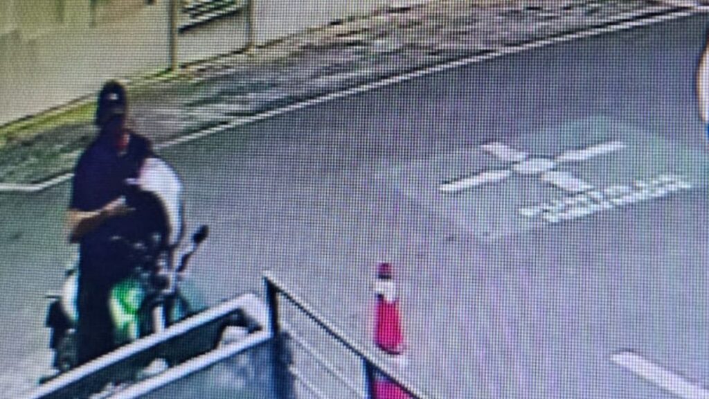 Robo de Motocicleta a Plena Luz del Día en la Plaza Anzures: Delincuente Captado por Cámaras