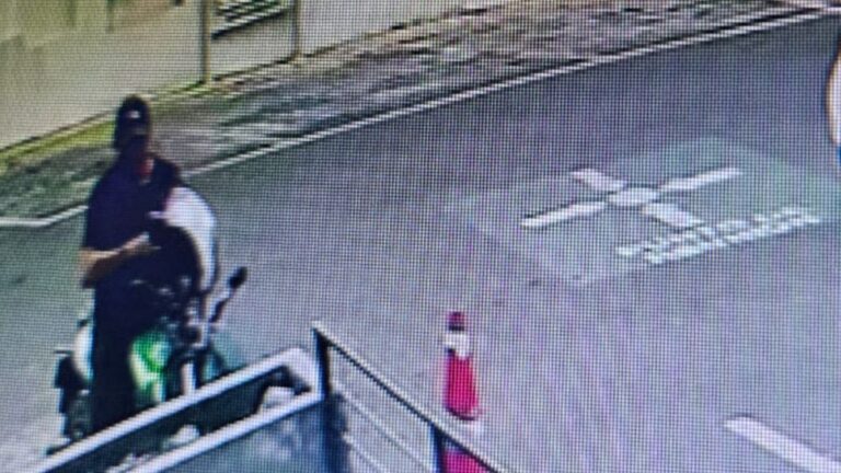 Robo de Motocicleta a Plena Luz del Día en la Plaza Anzures: Delincuente Captado por Cámaras