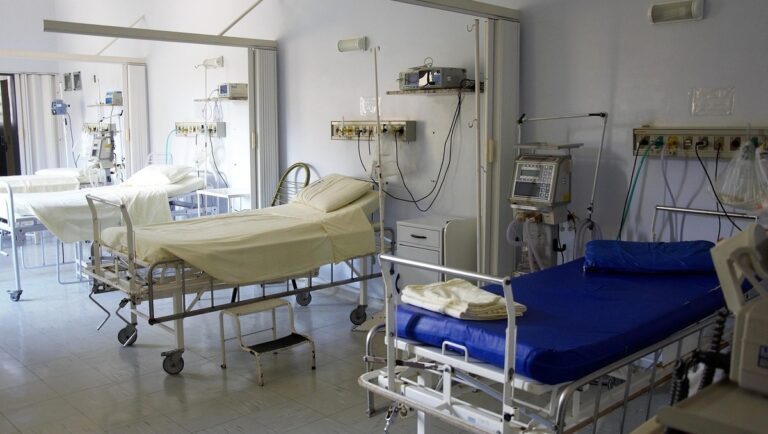El experto de la UANL advierte sobre el alza de primas en seguros médicos por falta de competencia