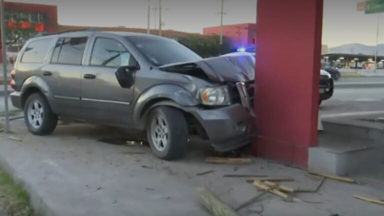Accidente de Auto en Torreón: Conductor Choca Contra Negocio de Comida en Camino a Consulta Médica